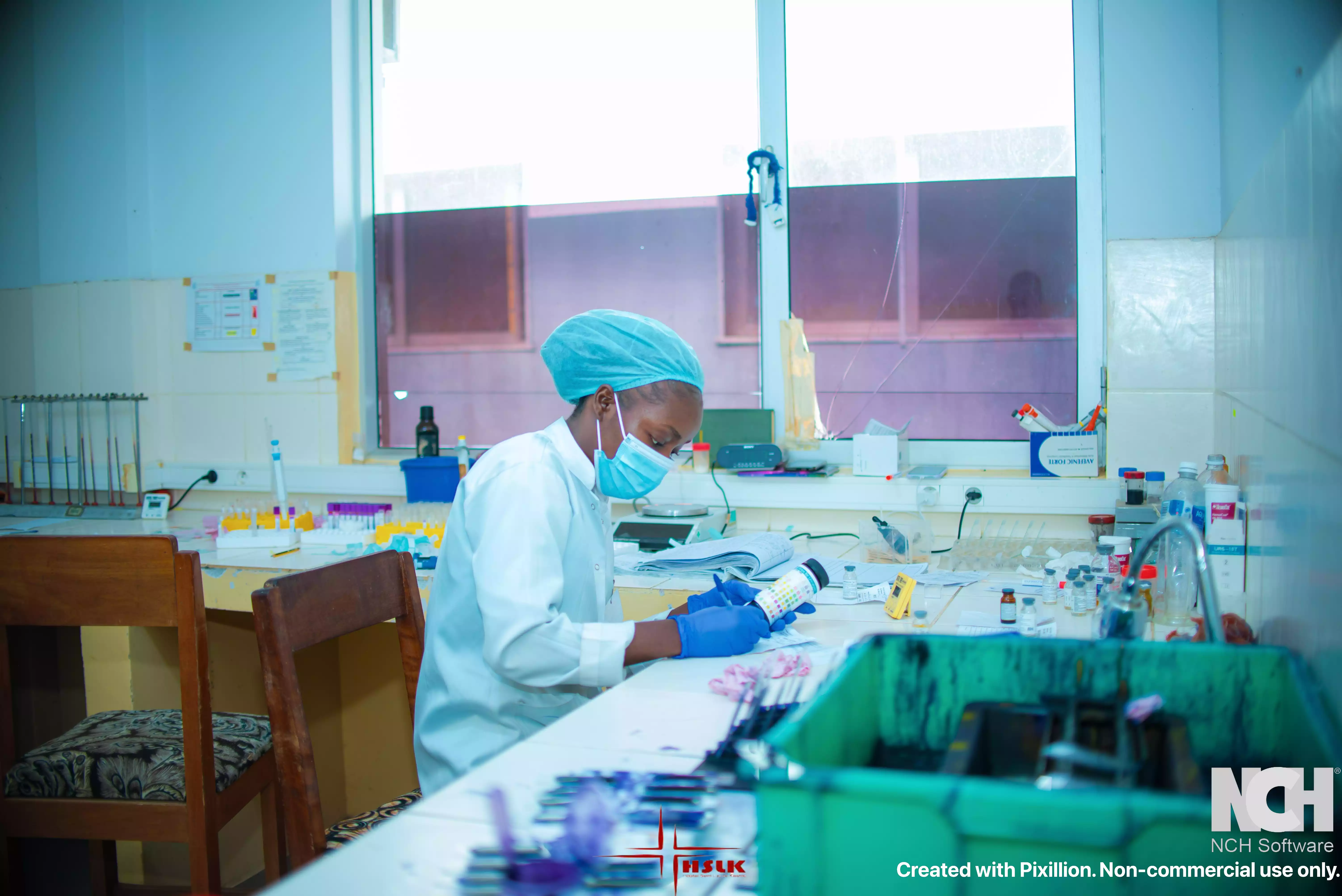 Vue du laboratoire de biologie médicale présentant les automates d'analyse et les équipements de diagnostic de l'hôpital.